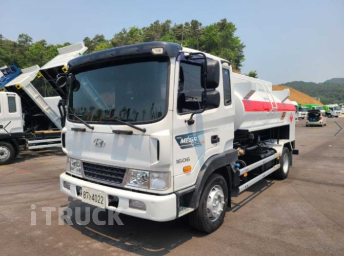 현대 탱크로리 메가트럭 5,000L 수동 - 중고 트럭 매물 이미지