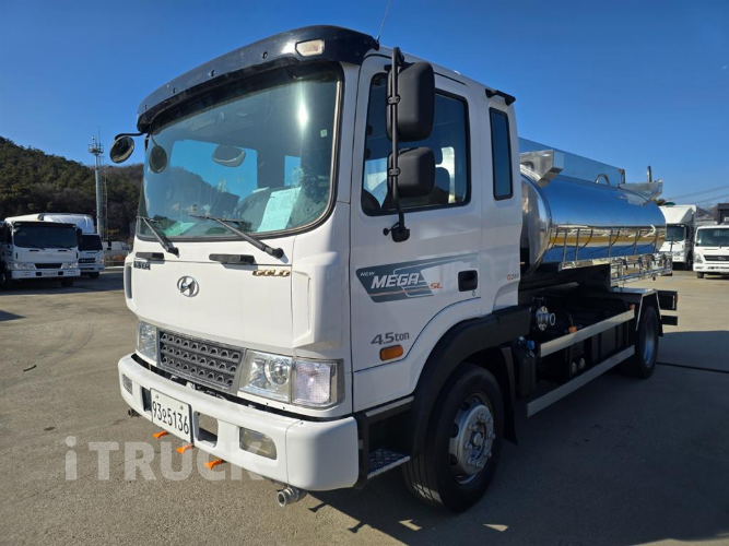 현대 살수차 메가트럭 스텐탱크 7,900L 수동 - 중고 트럭 매물 이미지