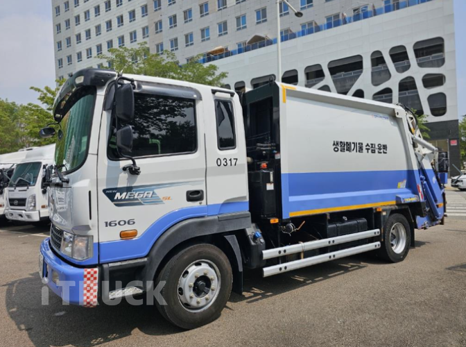 현대 압축진개 메가트럭 5톤 밀판식 배출 - 중고 트럭 매물 이미지