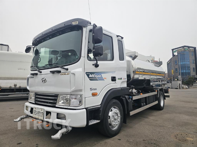 현대 살수차 메가트럭 스텐탱크 7,700L 수동 - 중고 트럭 매물 이미지