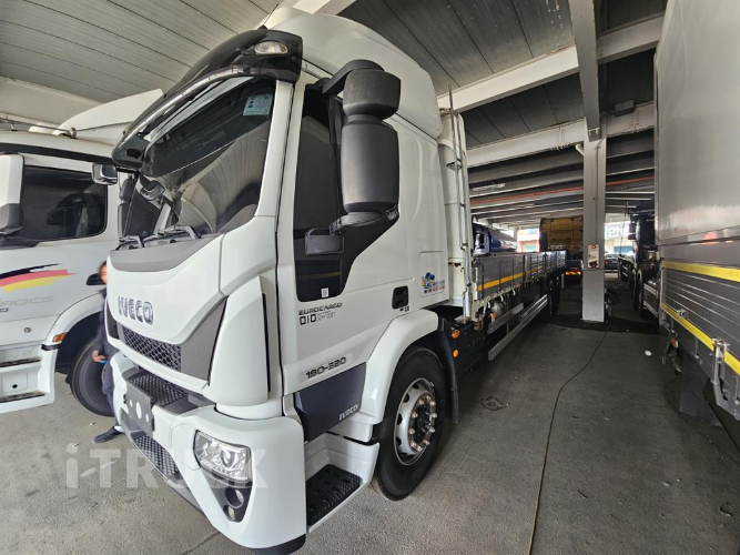 이베코 320 후축 카고 9.5톤 오토 - 중고 트럭 매물 이미지