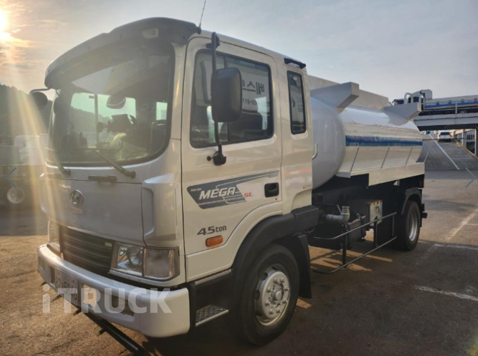 현대 살수차 메가트럭 철탱크 7,200L 수동 - 중고 트럭 매물 이미지