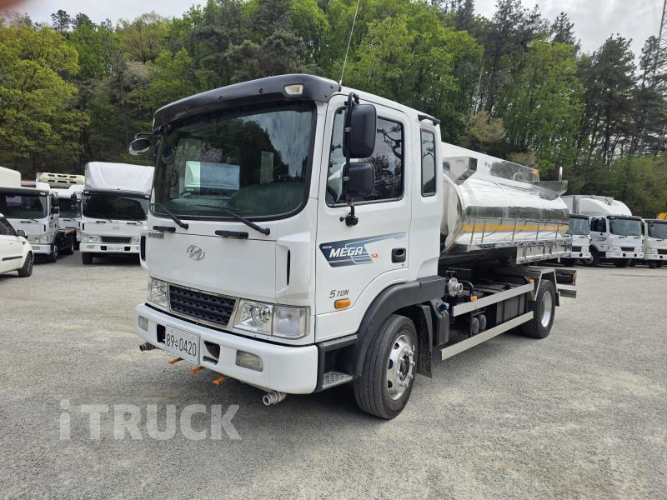 현대 살수차 메가트럭 스텐탱크 8,300L 수동 - 중고 트럭 매물 이미지